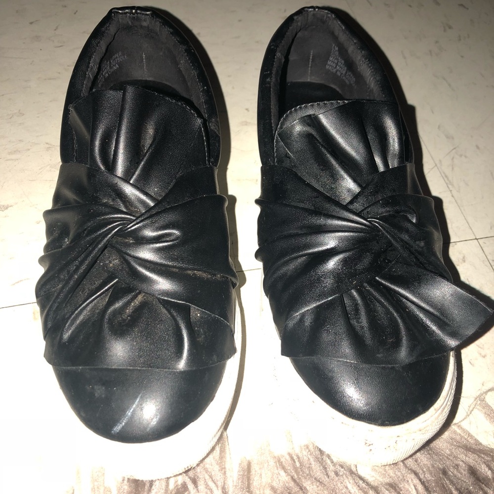 Cute black platform shoes!!